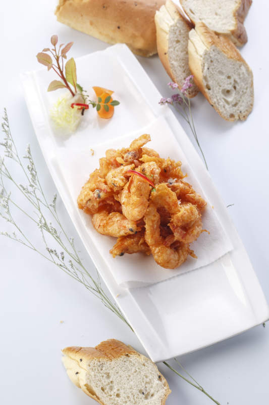 白色瓷盘装的法式铁板椒盐脆皮虾图片