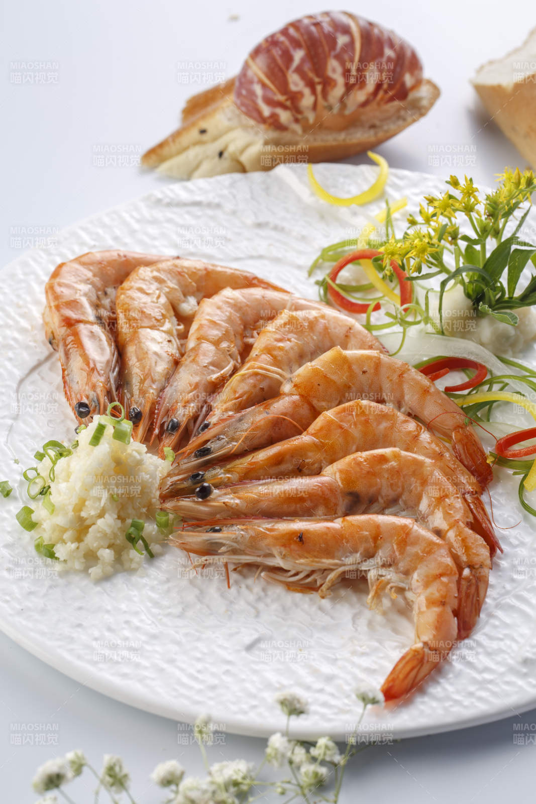 白色瓷盘装铁板蒜香南美虾图片