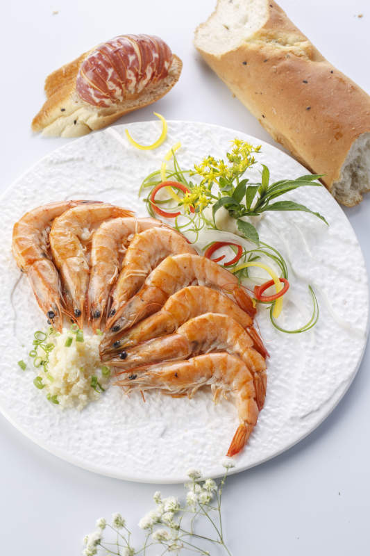 白色瓷盘装铁板蒜香南美虾图片