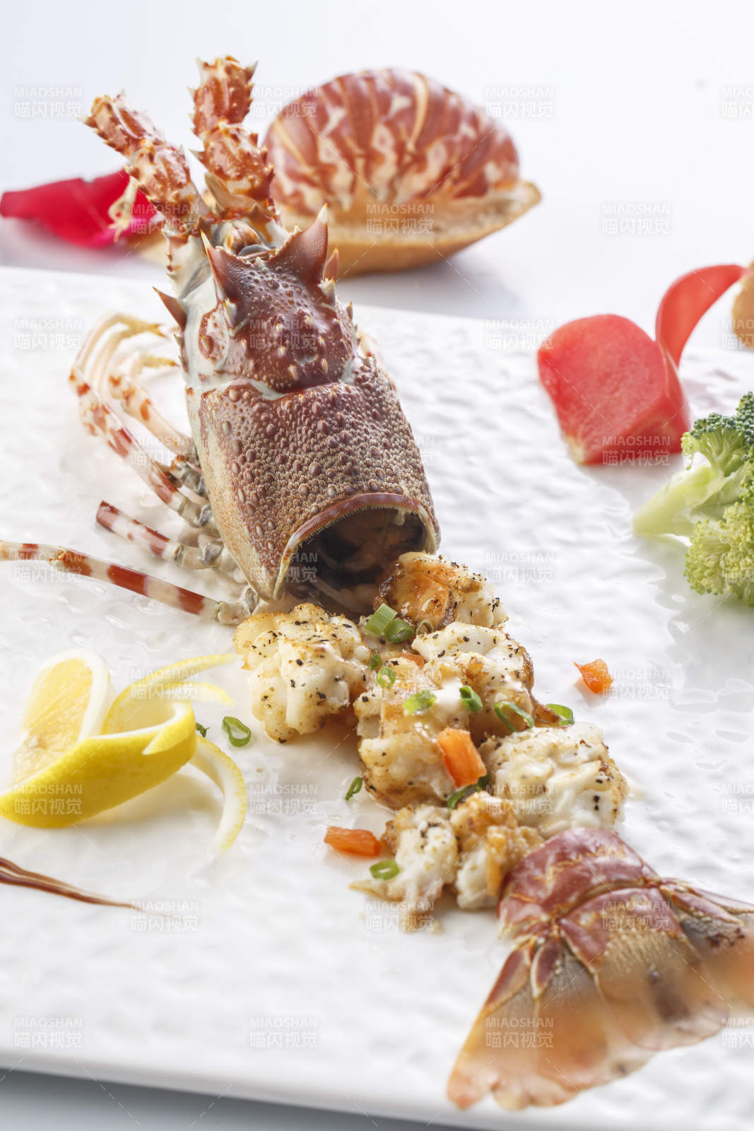 白色瓷盘装的铁板玫瑰龙虾球图片