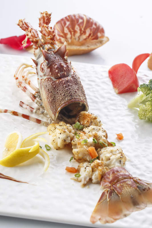 白色瓷盘装的铁板玫瑰龙虾球图片