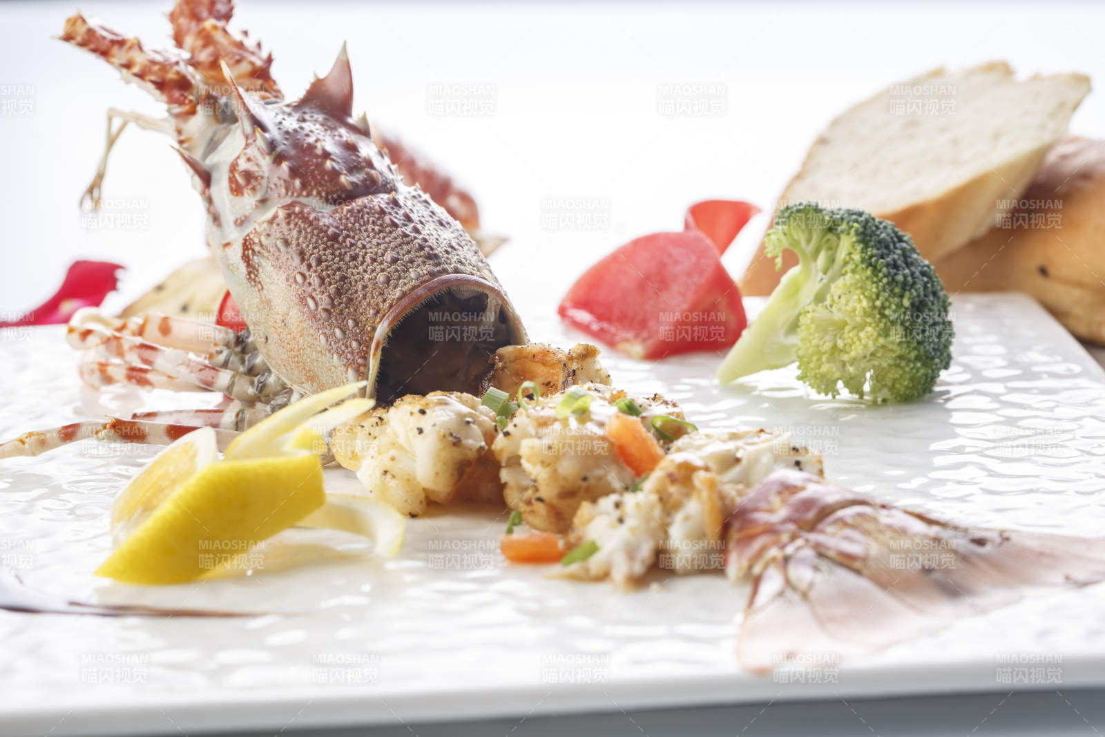 白色瓷盘装的铁板玫瑰龙虾球图片