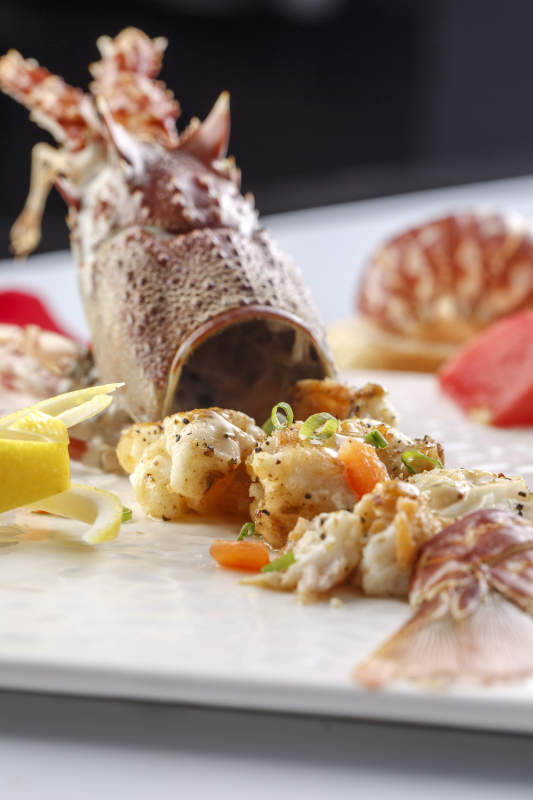 白色瓷盘装的铁板玫瑰龙虾球图片