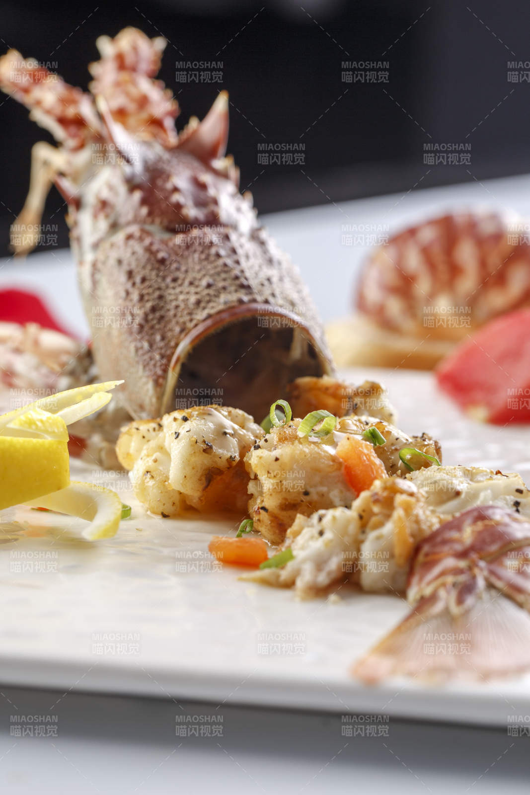 白色瓷盘装的铁板玫瑰龙虾球图片