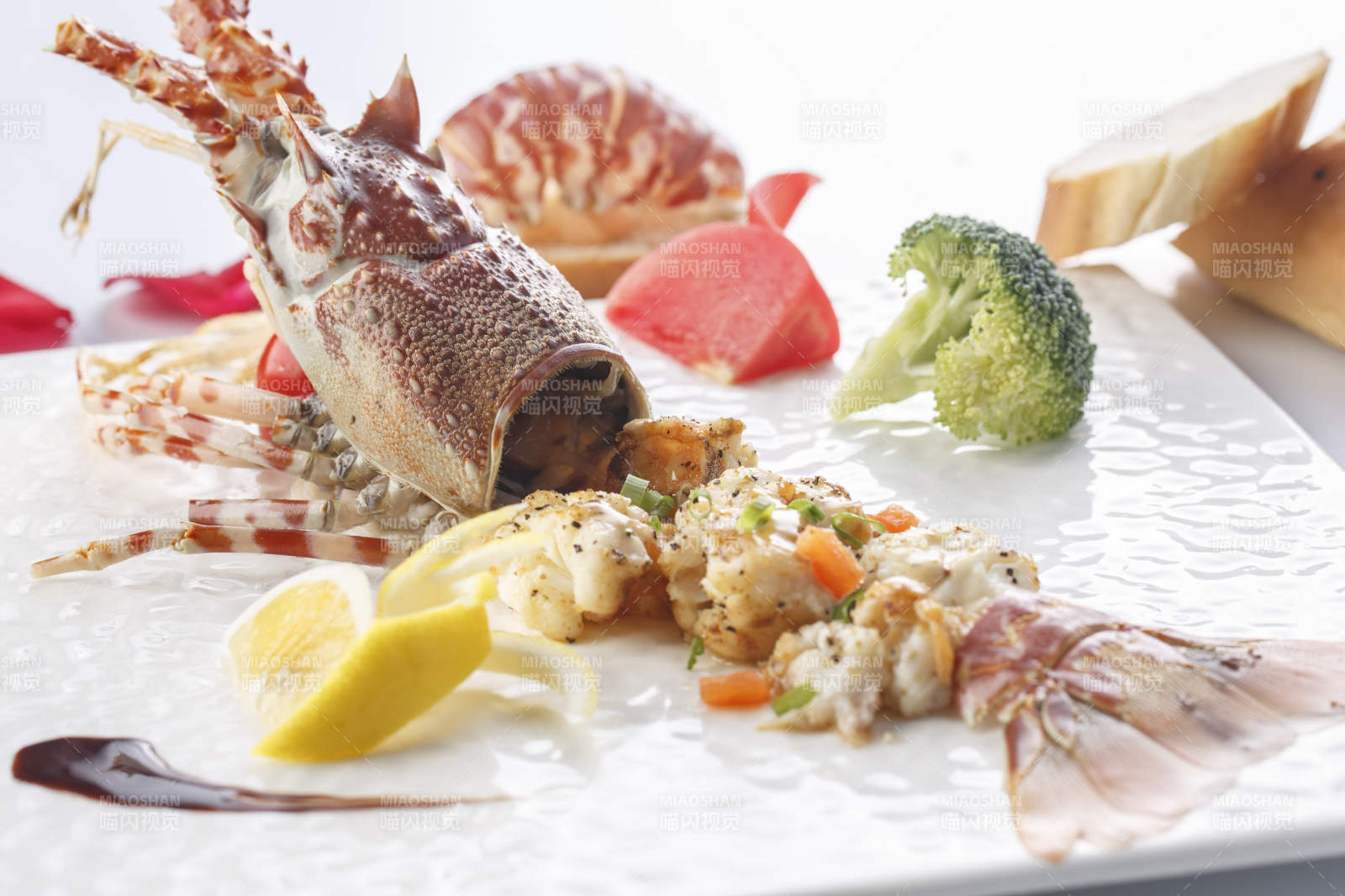 白色瓷盘装的铁板玫瑰龙虾球图片