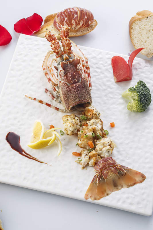 白色瓷盘装的铁板玫瑰龙虾球图片