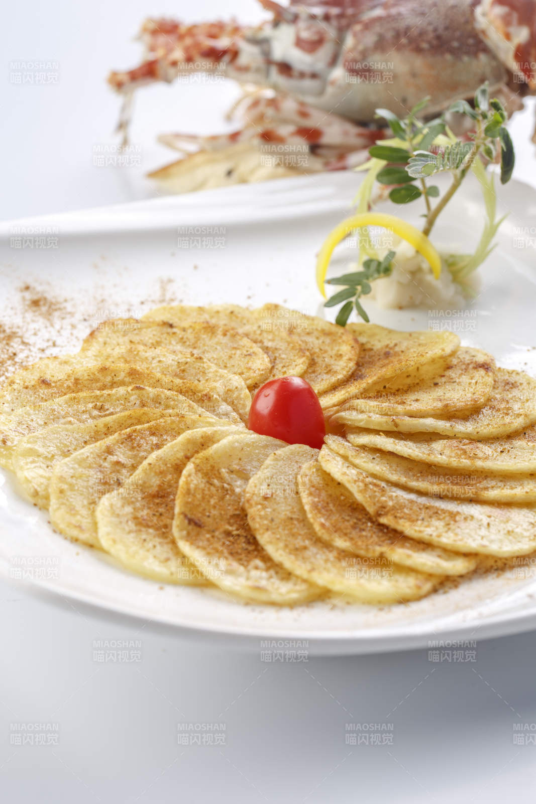 白色瓷盘装的铁板香煎土豆片图片