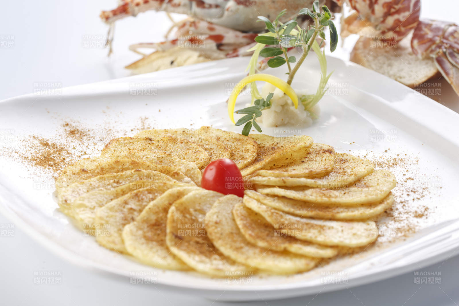 白色瓷盘装的铁板香煎土豆片图片