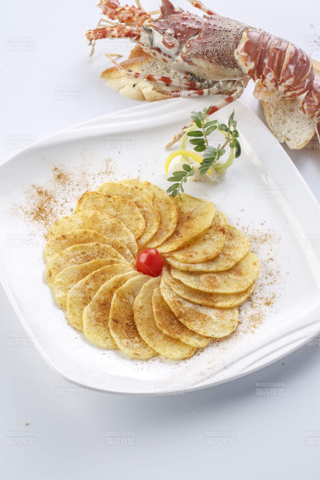 白色瓷盘装的铁板香煎土豆片图片