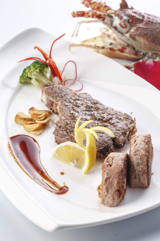 精美餐具装的法式鹅肝配铁板西冷牛排图片