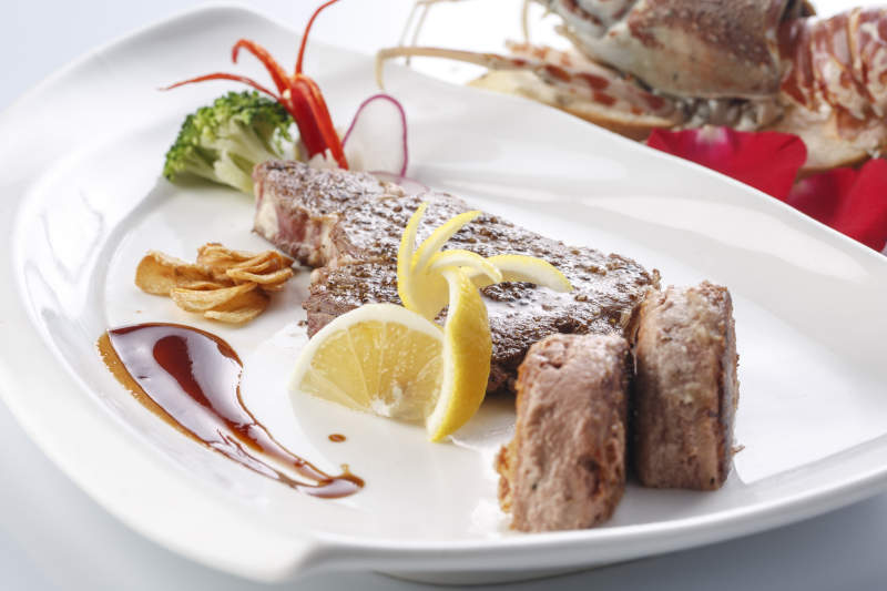 精美餐具装的法式鹅肝配铁板西冷牛排图片