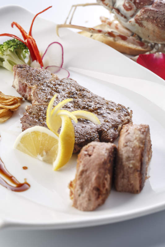 精美餐具装的法式鹅肝配铁板西冷牛排图片