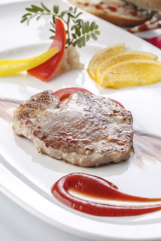 精美餐具装的铁板澳洲小牛排佐红酒酱图片