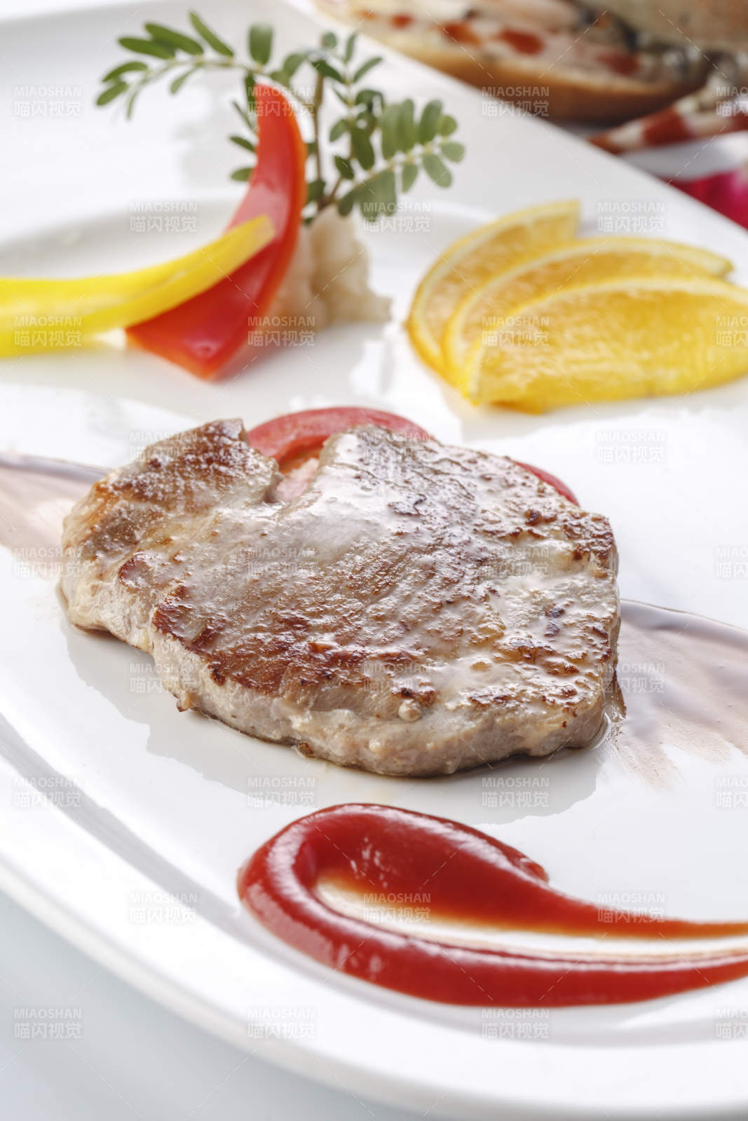 精美餐具装的铁板澳洲小牛排佐红酒酱图片