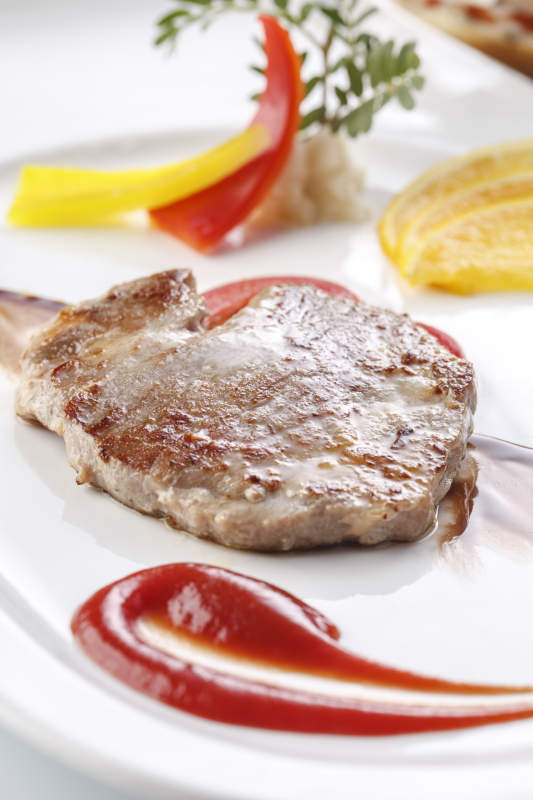 精美餐具装的铁板澳洲小牛排佐红酒酱图片