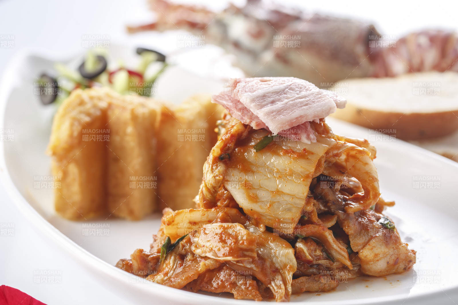 精美餐具装的铁板辣白菜炒五花肉配炸馒头片图片