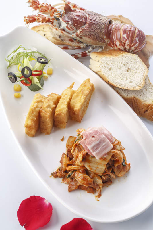 精美餐具装的铁板辣白菜炒五花肉配炸馒头片图片