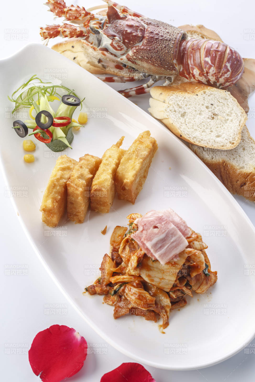 精美餐具装的铁板辣白菜炒五花肉配炸馒头片图片