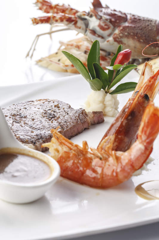 精美餐具装的法式铁板美洲大虾牛排图片