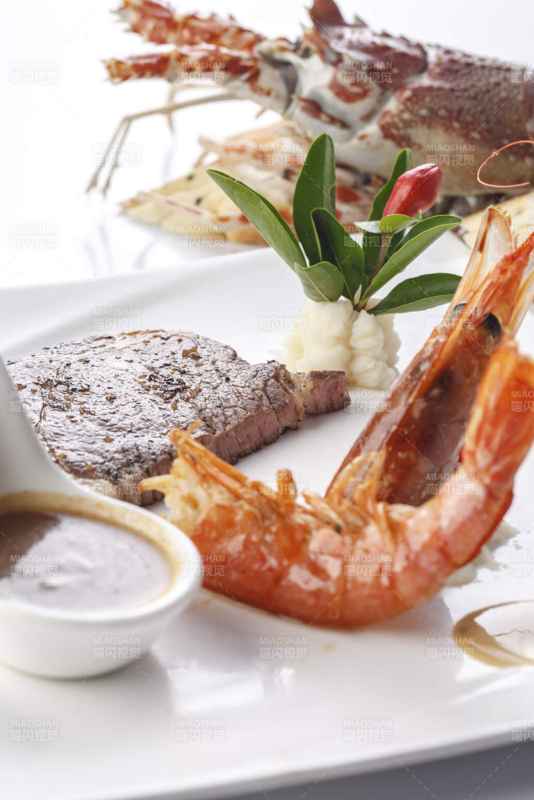 精美餐具装的法式铁板美洲大虾牛排图片