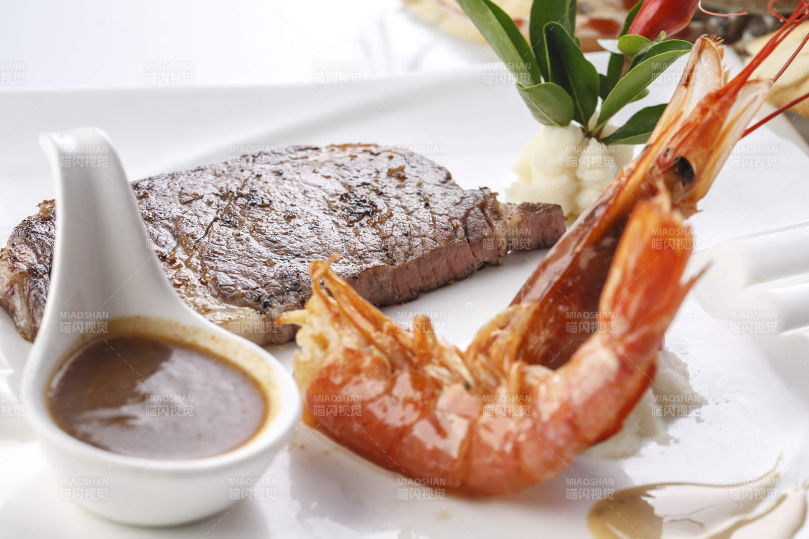 精美餐具装的法式铁板美洲大虾牛排图片