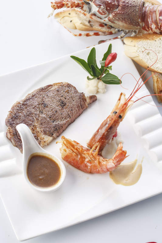 精美餐具装的法式铁板美洲大虾牛排图片