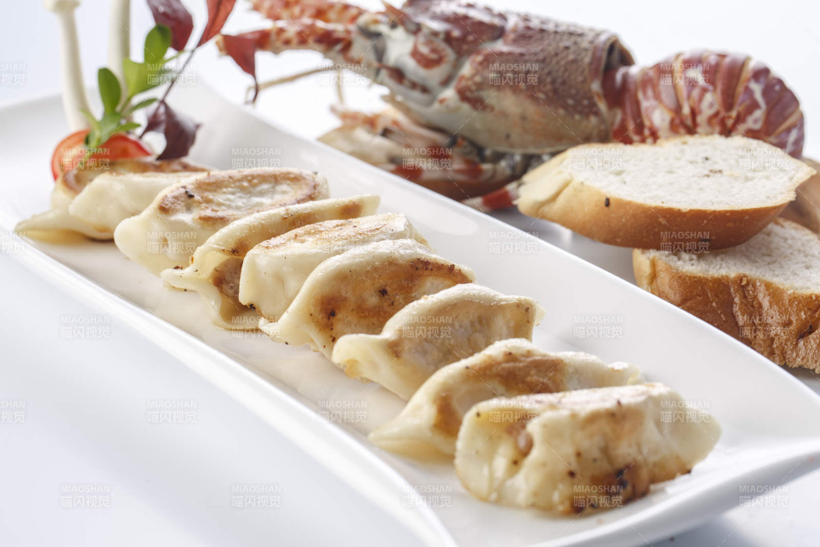 精美餐具装的铁板煎饺图片