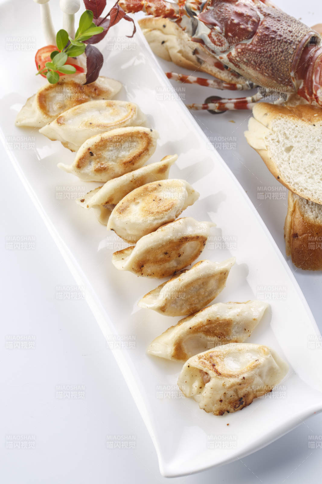 精美餐具装的铁板煎饺图片