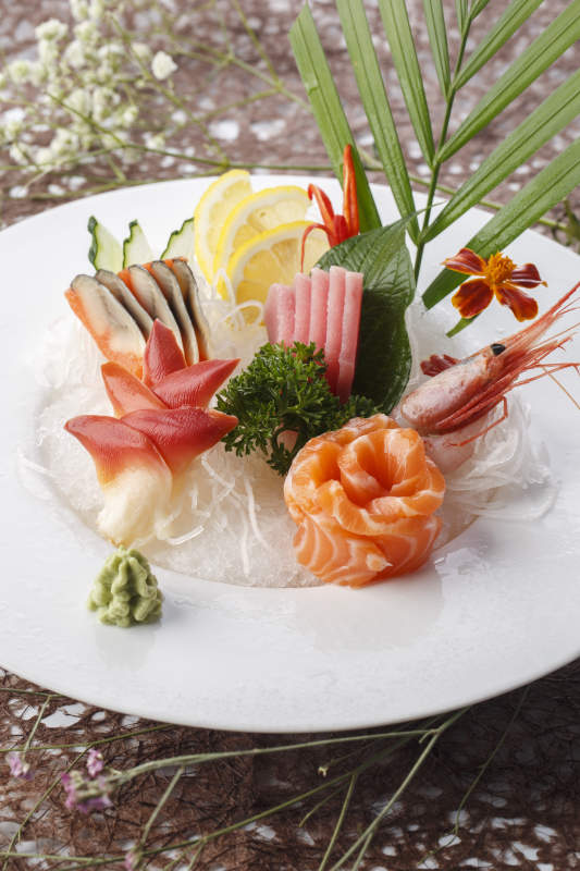 白色瓷盘装的日式料理刺身小拼图片