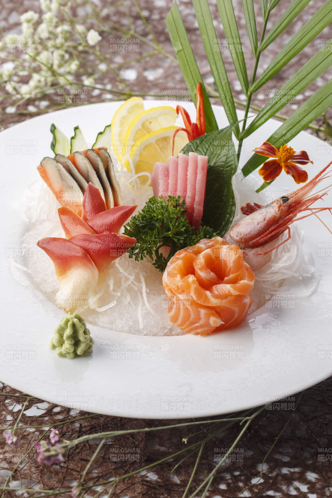 白色瓷盘装的日式料理刺身小拼图片