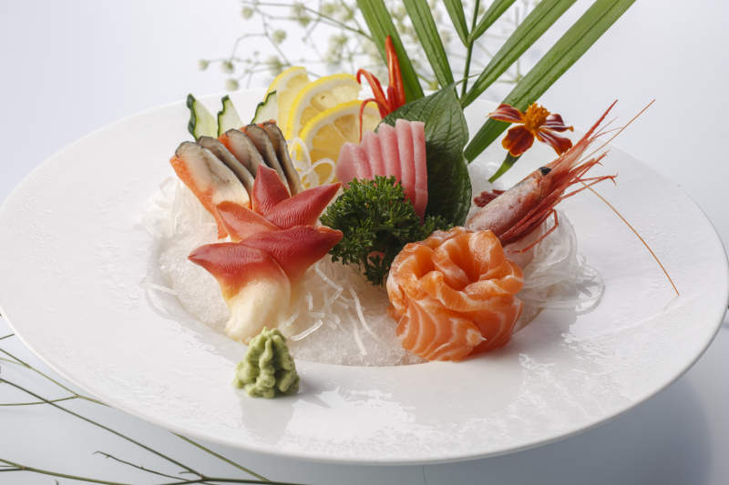 白色瓷盘装的日式料理刺身小拼图片