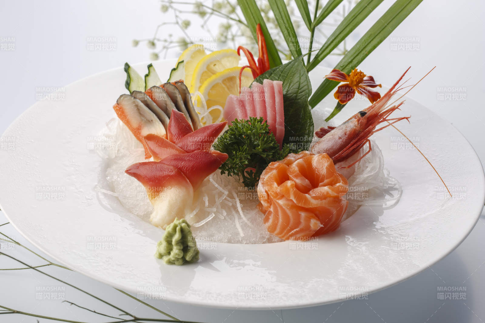 白色瓷盘装的日式料理刺身小拼图片