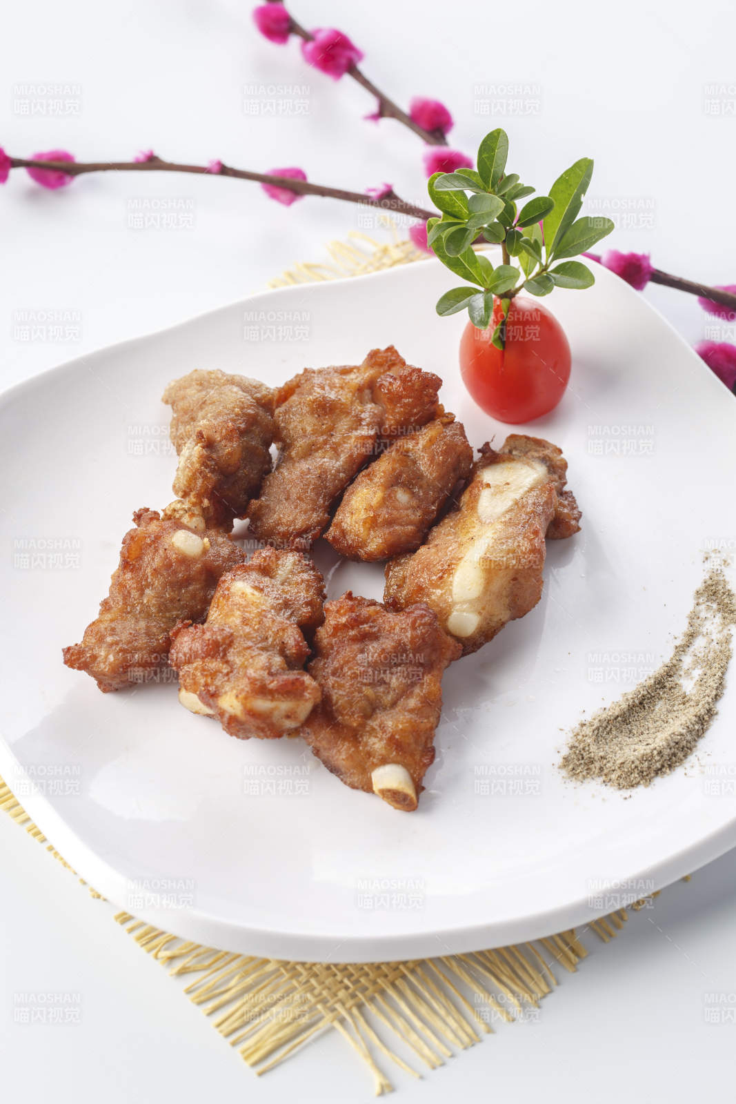 白色瓷盘装的铁板香煎软骨羊肋图片