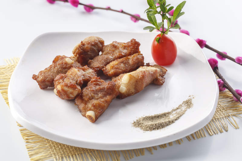 白色瓷盘装的铁板香煎软骨羊肋图片