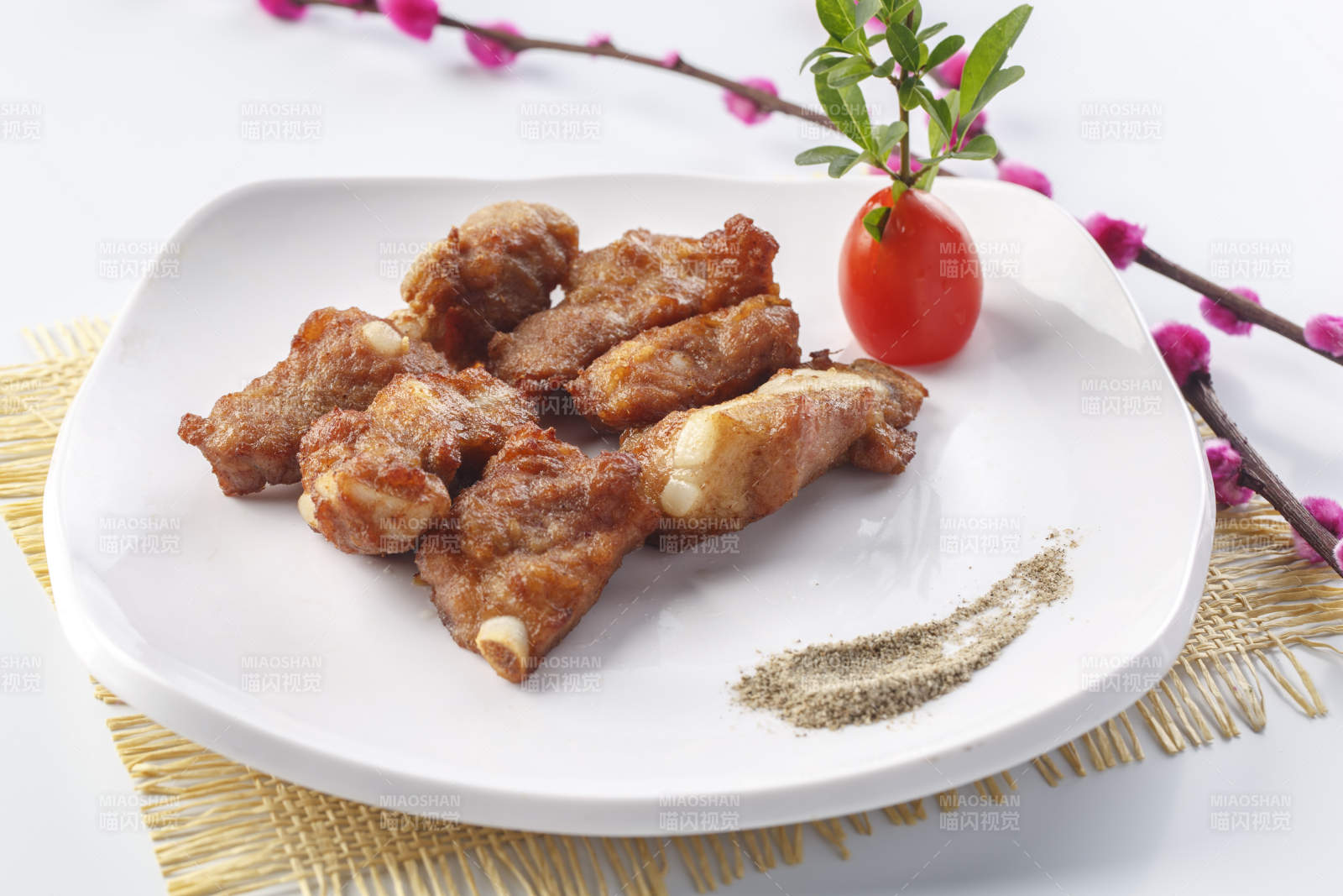 白色瓷盘装的铁板香煎软骨羊肋图片