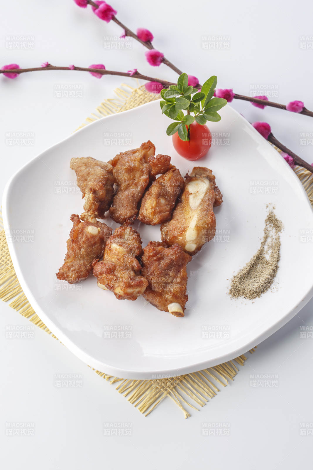 白色瓷盘装的铁板香煎软骨羊肋图片