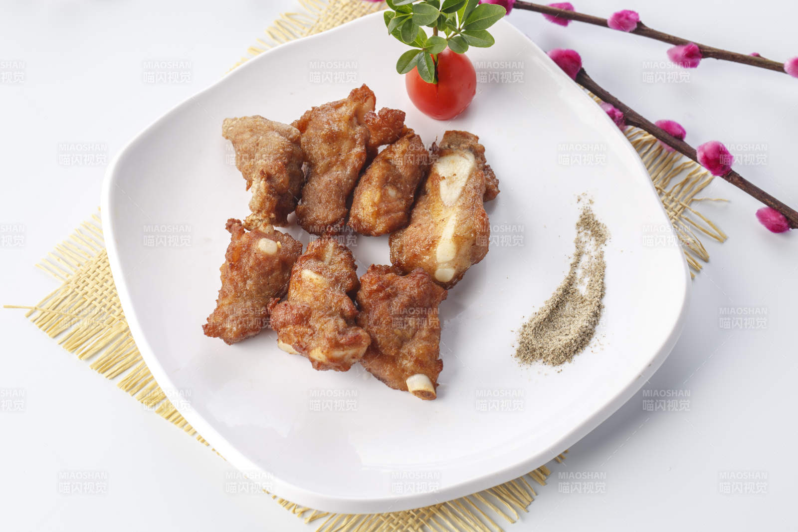 白色瓷盘装的铁板香煎软骨羊肋图片