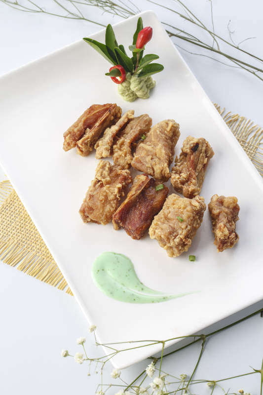 精美餐具装的香炸猪腹肉图片