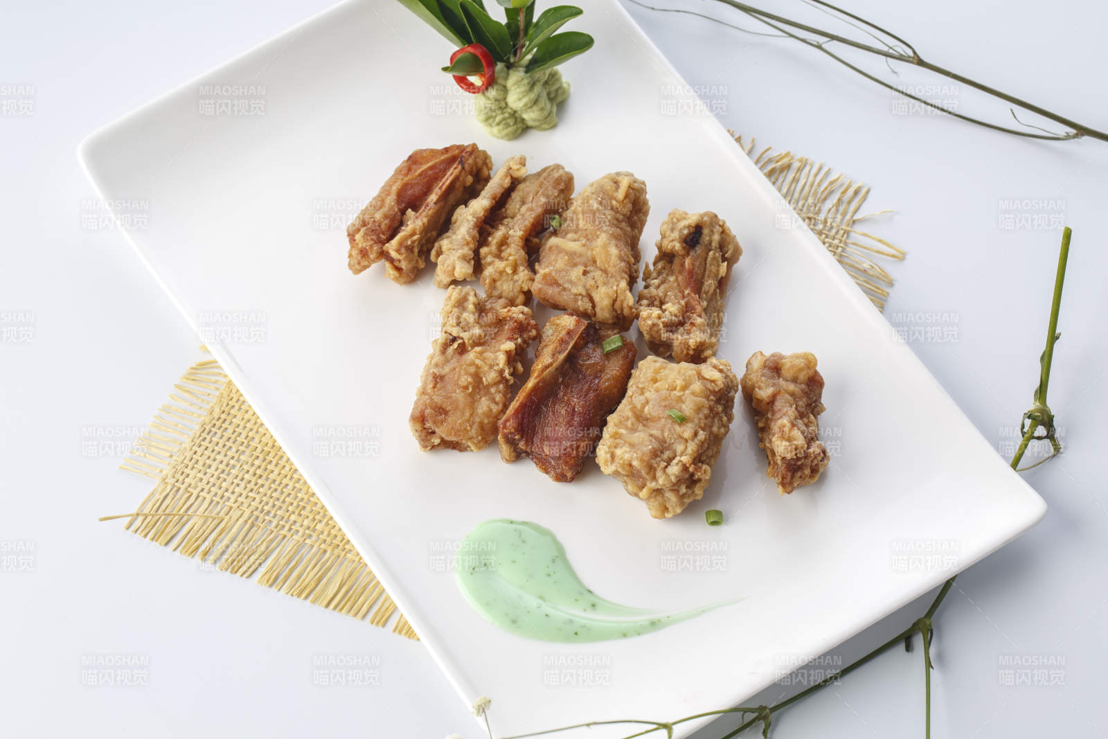 精美餐具装的香炸猪腹肉图片