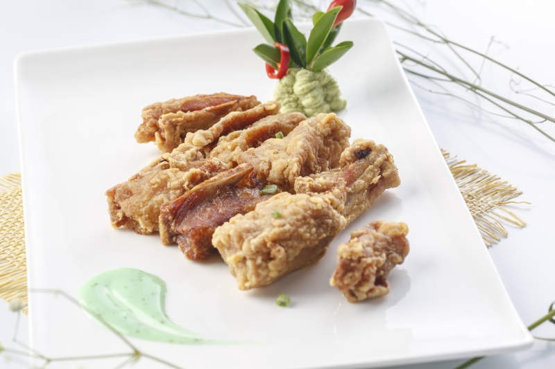 精美餐具装的香炸猪腹肉图片