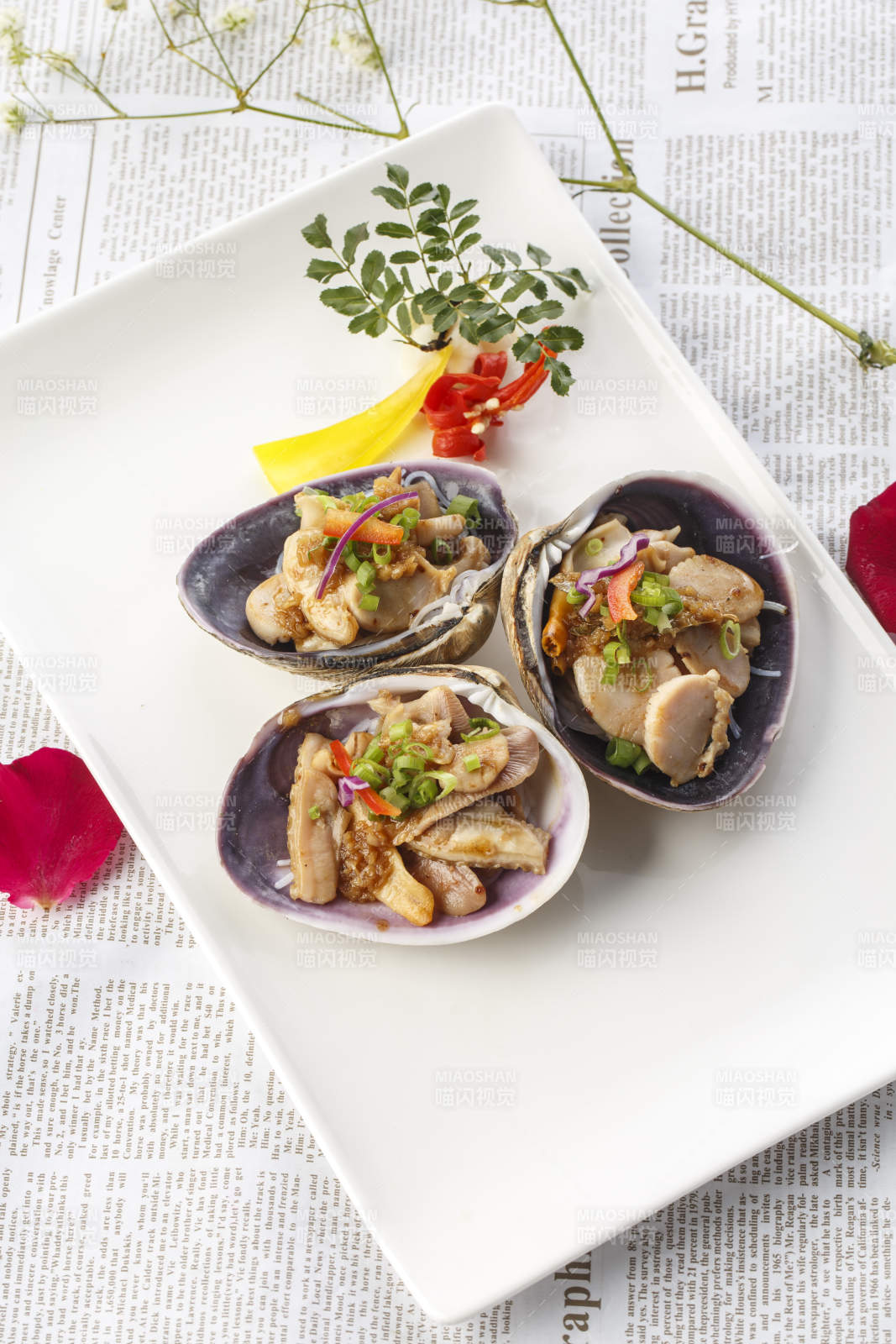 白色瓷盘装的铁板香辣天鹅蛋图片