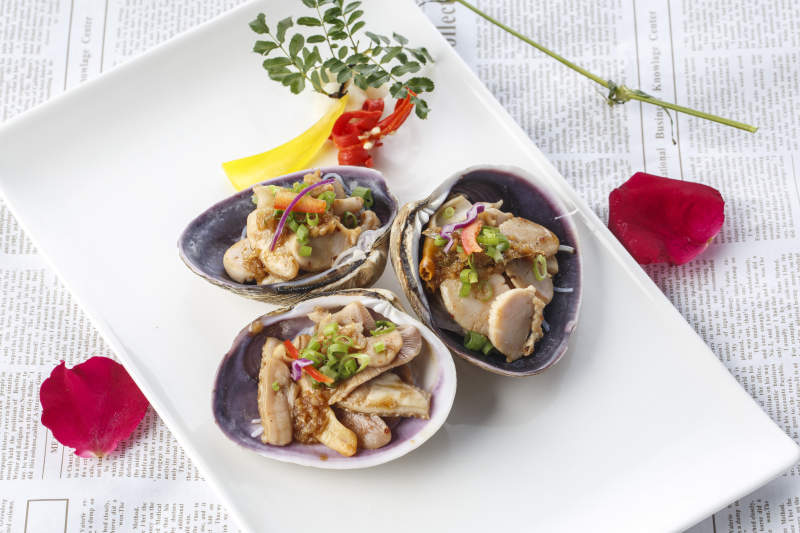 白色瓷盘装的铁板香辣天鹅蛋图片