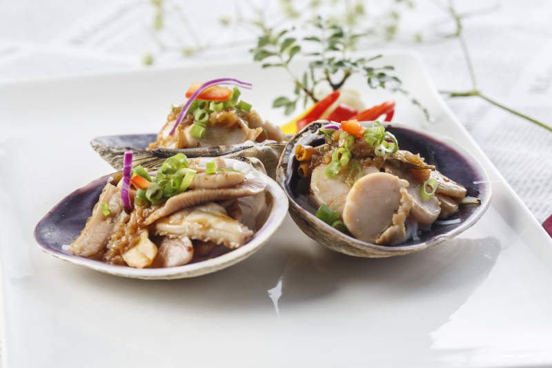 白色瓷盘装的铁板香辣天鹅蛋图片