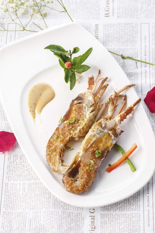 白色瓷盘装的铁板蒜蓉香煎澳洲龙虾仔图片