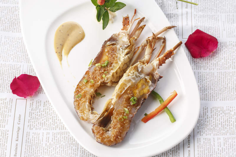 白色瓷盘装的铁板蒜蓉香煎澳洲龙虾仔图片