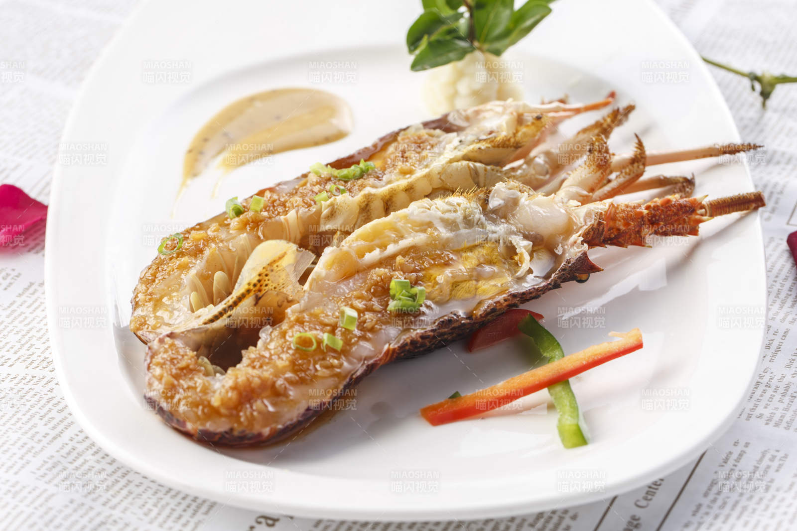 白色瓷盘装的铁板蒜蓉香煎澳洲龙虾仔图片