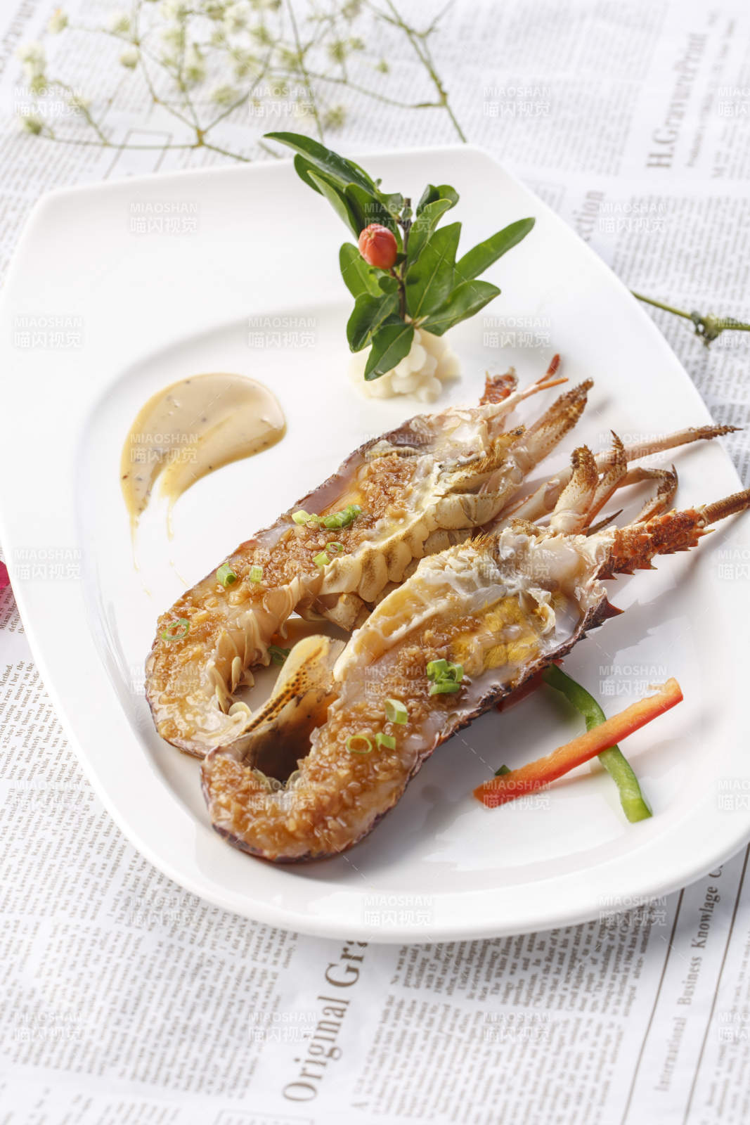 白色瓷盘装的铁板蒜蓉香煎澳洲龙虾仔图片
