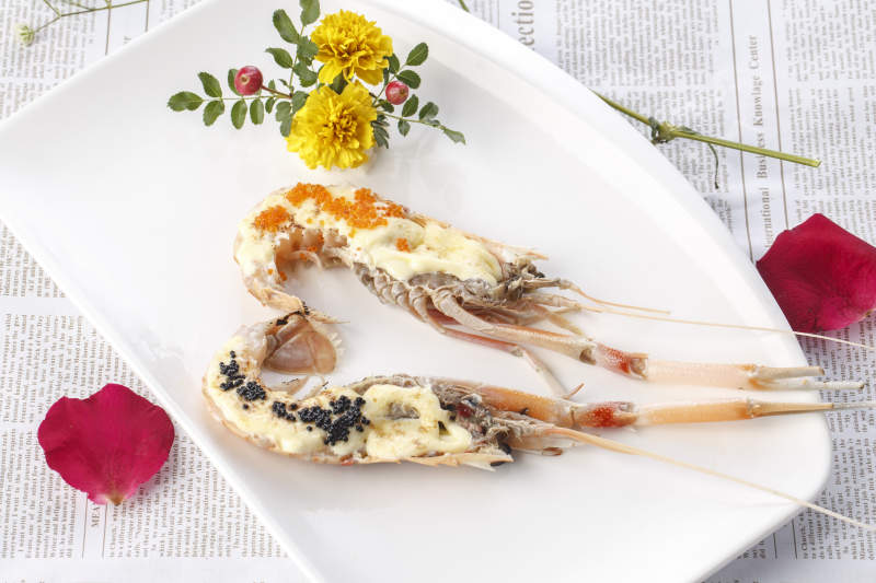 白色瓷盘装的铁板芝士焗南极鳌虾图片