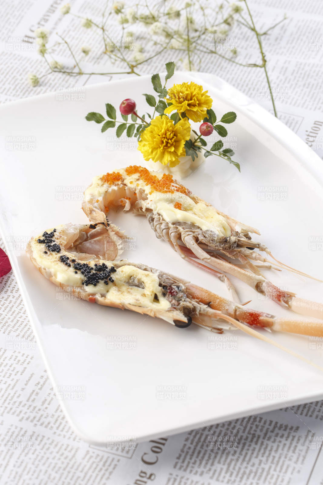 白色瓷盘装的铁板芝士焗南极鳌虾图片