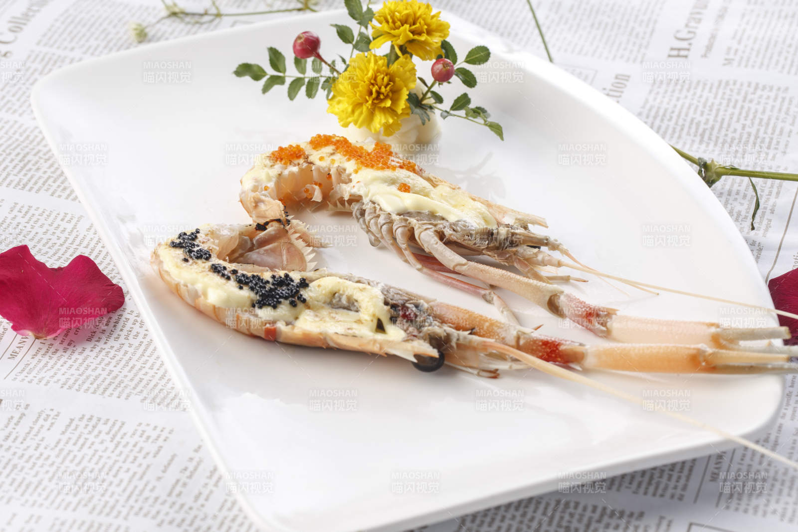 白色瓷盘装的铁板芝士焗南极鳌虾图片